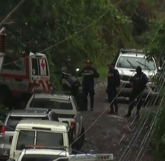 Los funcionarios arribaron al lugar luego de atender una emergencia a través de 9-1-1. Los funcionarios arribaron al lugar luego de atender una emergencia a través de 9-1-1.