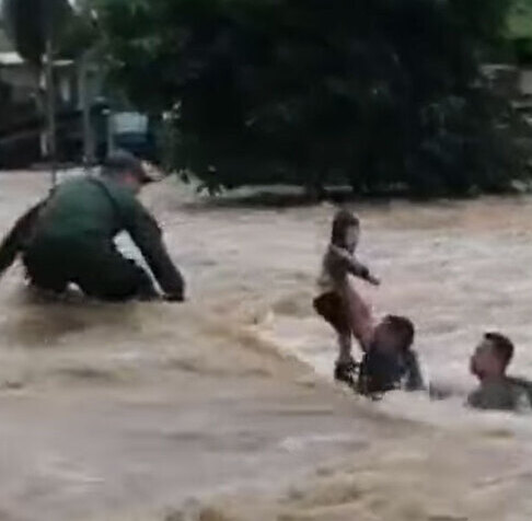 Rescate a una niña en medio inundaciones en Sixaola | VIDEO Rescate a una niña en medio inundaciones en Sixaola | VIDEO