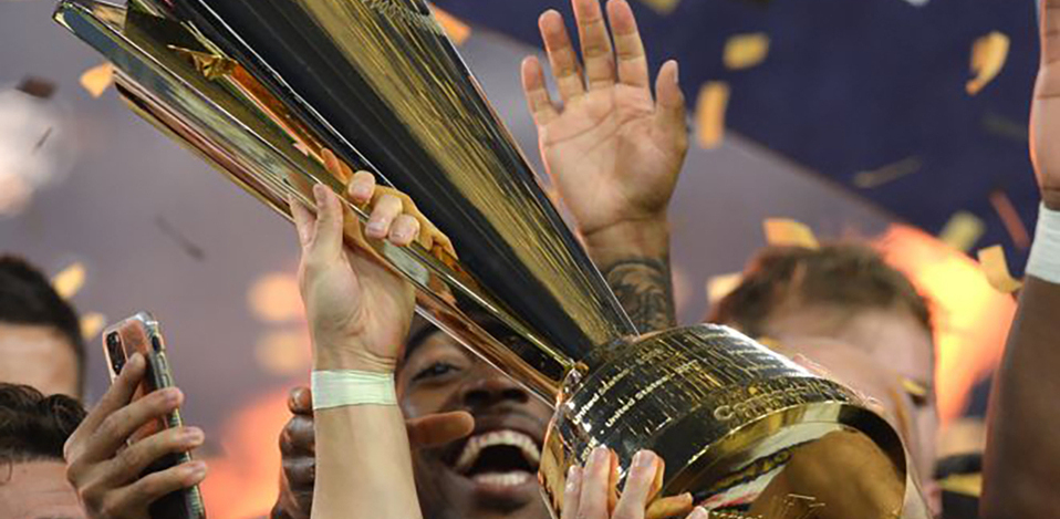 Jugadores de Estados Unidos alzan la Copa Oro tras ganar la final a México. Jugadores de Estados Unidos alzan la Copa Oro tras ganar la final a México.