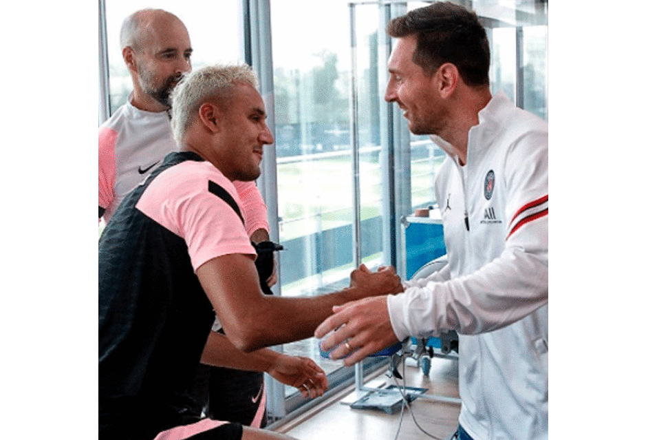 Keylor Navas, quien será el primer portero en jugar con Messi y Cristiano Ronaldo, dio la bienvenida a quien era su rival: Lionel Messi. (Fuente:Insta Keylor Navas, quien será el primer portero en jugar con Messi y Cristiano Ronaldo, dio la bienvenida a quien era su rival: Lionel Messi. (Fuente:Insta