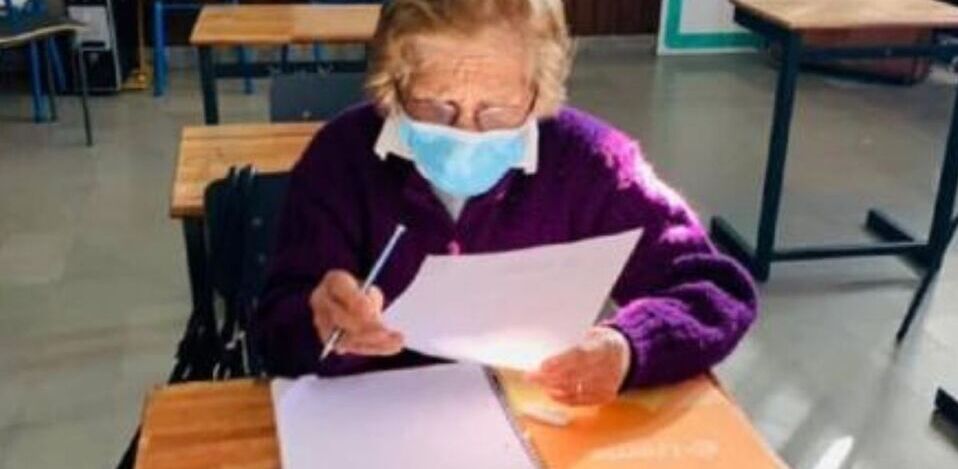Bisabuela de 93 años terminó la primaria y está lista para continuar con sus estudios Bisabuela de 93 años terminó la primaria y está lista para continuar con sus estudios