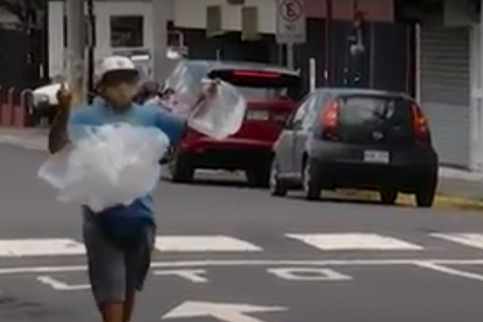 Unas cuatro mil personas trabajan como vendedores ambulantes en San José.