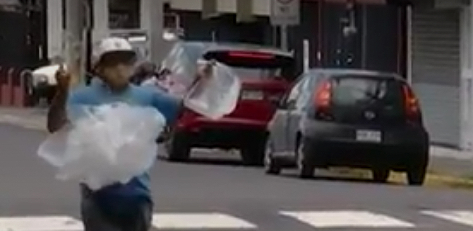 Unas cuatro mil personas trabajan como vendedores ambulantes en San José. Unas cuatro mil personas trabajan como vendedores ambulantes en San José.