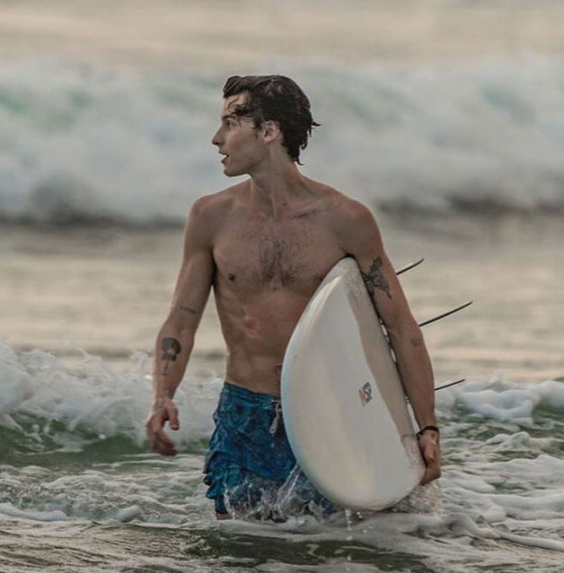 Shaw Mendes surfeando en Costa Rica Shaw Mendes surfeando en Costa Rica