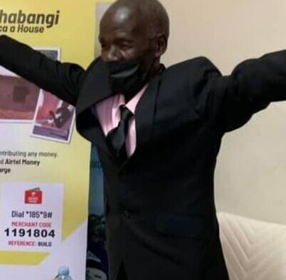 Hombre ugandés viaja por primera vez en avión gracias a joven del que siempre cuidó Hombre ugandés viaja por primera vez en avión gracias a joven del que siempre cuidó
