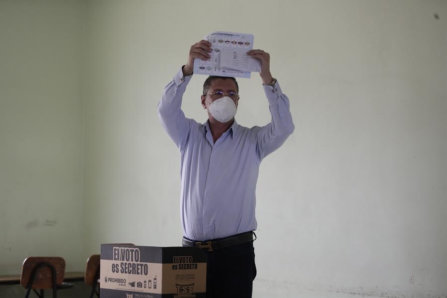 El ex ministro de Hacienda de Costa Rica y candidato presidencial Rodrigo Chaves, vota en el colegio Liceo Napoleón Quesada. |EFE