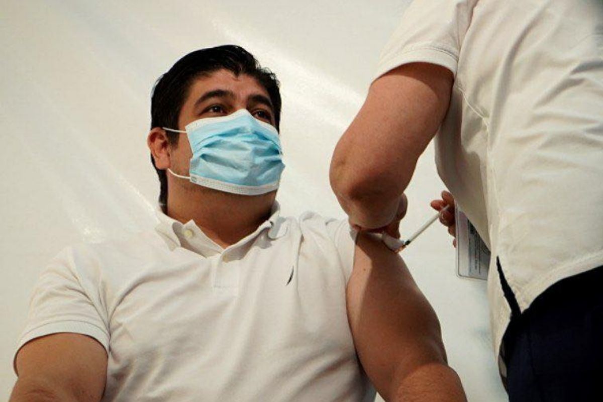 Mandatario se aplicó tercera dosis de vacunación junto a su esposa.