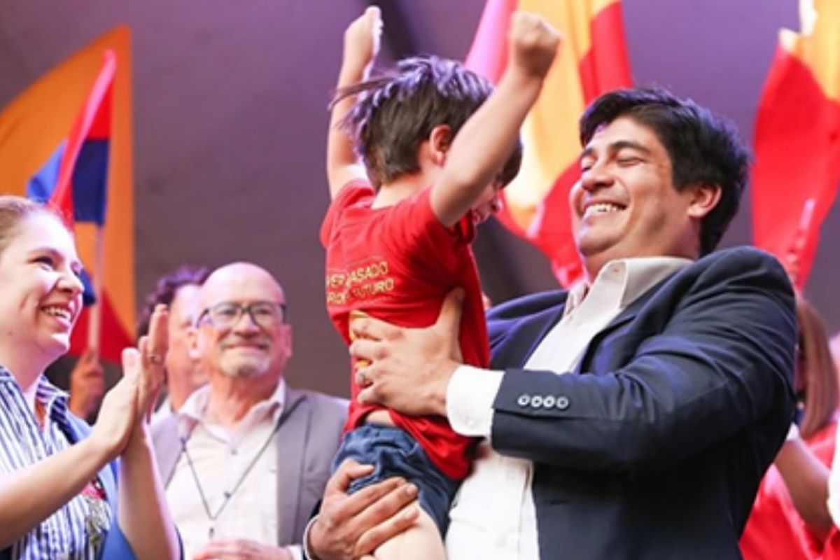 Alvarado anunción en Twitter que su hijo había recibido la primera vacuna ante el covid-19.