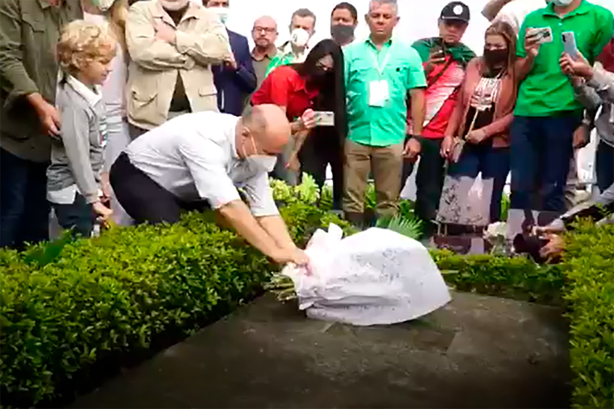 Así fue la visita de Figueres a la tumba de su papá (VIDEO)