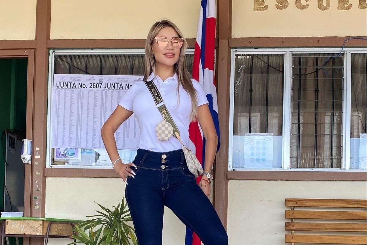 Luego de que hiciera viral los videos y fotos, la modelo compartió una nueva historia en donde mencionó que la papeleta no era real.