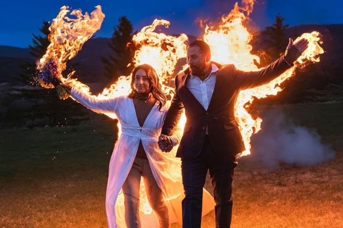 En determinado momento de la filmación se ve como la pareja se pone de rodillas para que otra persona apagara el fuego con un extintor.