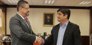 Carlos Alvarado le entregará la banda y el escudo al presidente electo, Rodrigo Chaves, el próximo 8 de mayo en el Traspaso de Poderes. Carlos Alvarado le entregará la banda y el escudo al presidente electo, Rodrigo Chaves, el próximo 8 de mayo en el Traspaso de Poderes.