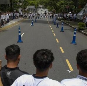 Cientos de aficionados del Santos en las afueras de la clínica donde sigue hospitalizado el Cientos de aficionados del Santos en las afueras de la clínica donde sigue hospitalizado el