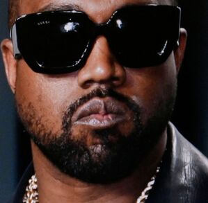 Kanye West también compartió una foto de un Elon Musk sin camiseta y siendo rociado con agua. Kanye West también compartió una foto de un Elon Musk sin camiseta y siendo rociado con agua.