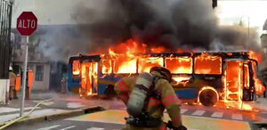 San José: Salvan a pasajeros de autobús envuelto en fuego San José: Salvan a pasajeros de autobús envuelto en fuego