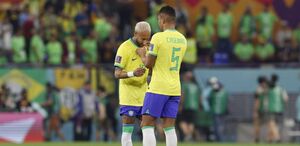 El mediocampista acercó sus dedos a la nariz de Neymar, para aplicarle una sustancia. FOTO: (EFE) El mediocampista acercó sus dedos a la nariz de Neymar, para aplicarle una sustancia. FOTO: (EFE)