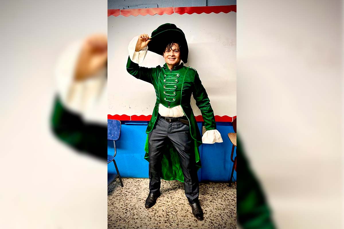 Araya es graduado en dirección escénica en Cornell College, además de técnico en producción audiovisual del INA.