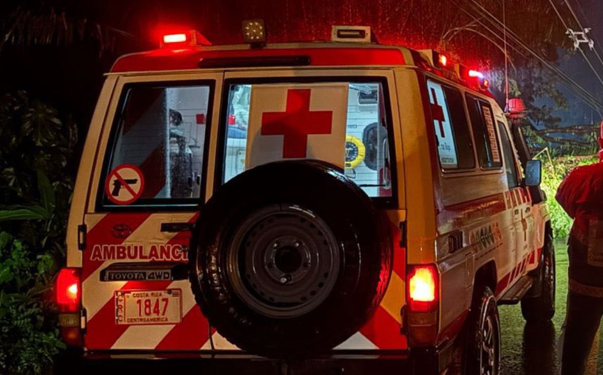 El incidente ocurrió la tarde de este martes, en medio de una fuerte lluvia que complica las labores de rescate en la zona.