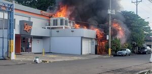 El incendio ya se encuentra controlado por parte de Bomberos.