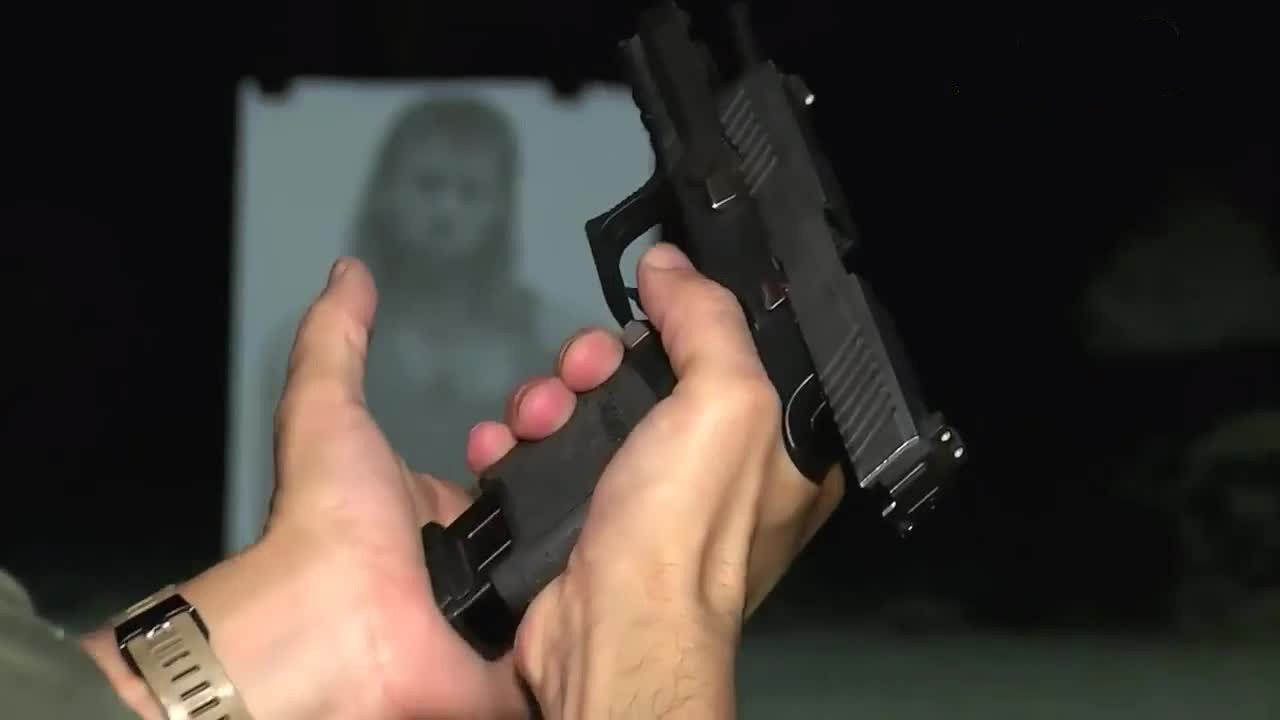 Policía se niega a portar su arma de reglamento Policía se niega a portar su arma de reglamento