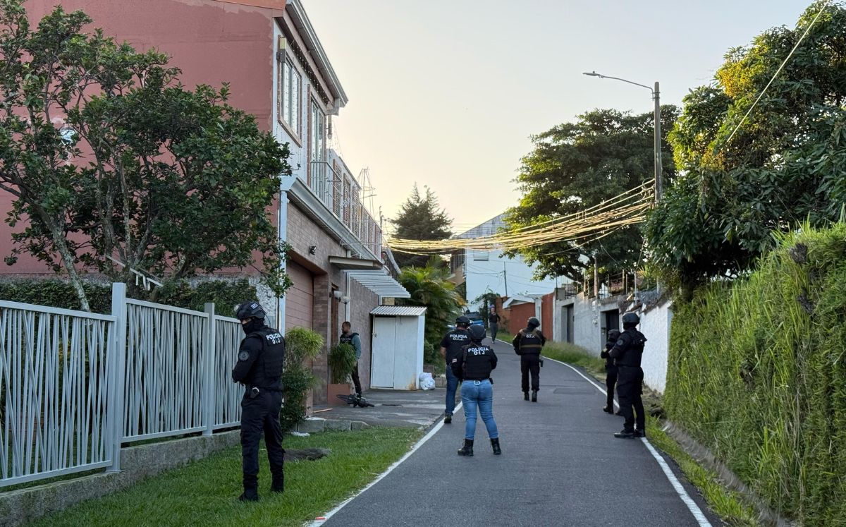 Agentes también buscan evidencia para la investigación del caso. (OIJ)