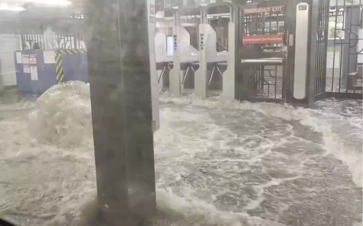 El metro de Nueva York presentó retrasos por inundaciones. El metro de Nueva York presentó retrasos por inundaciones.