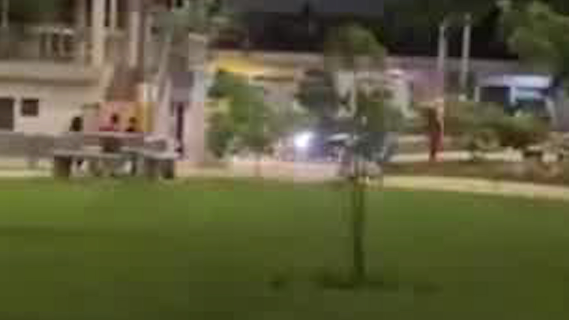 Motociclista evade policías atravesando parque público | VIDEO