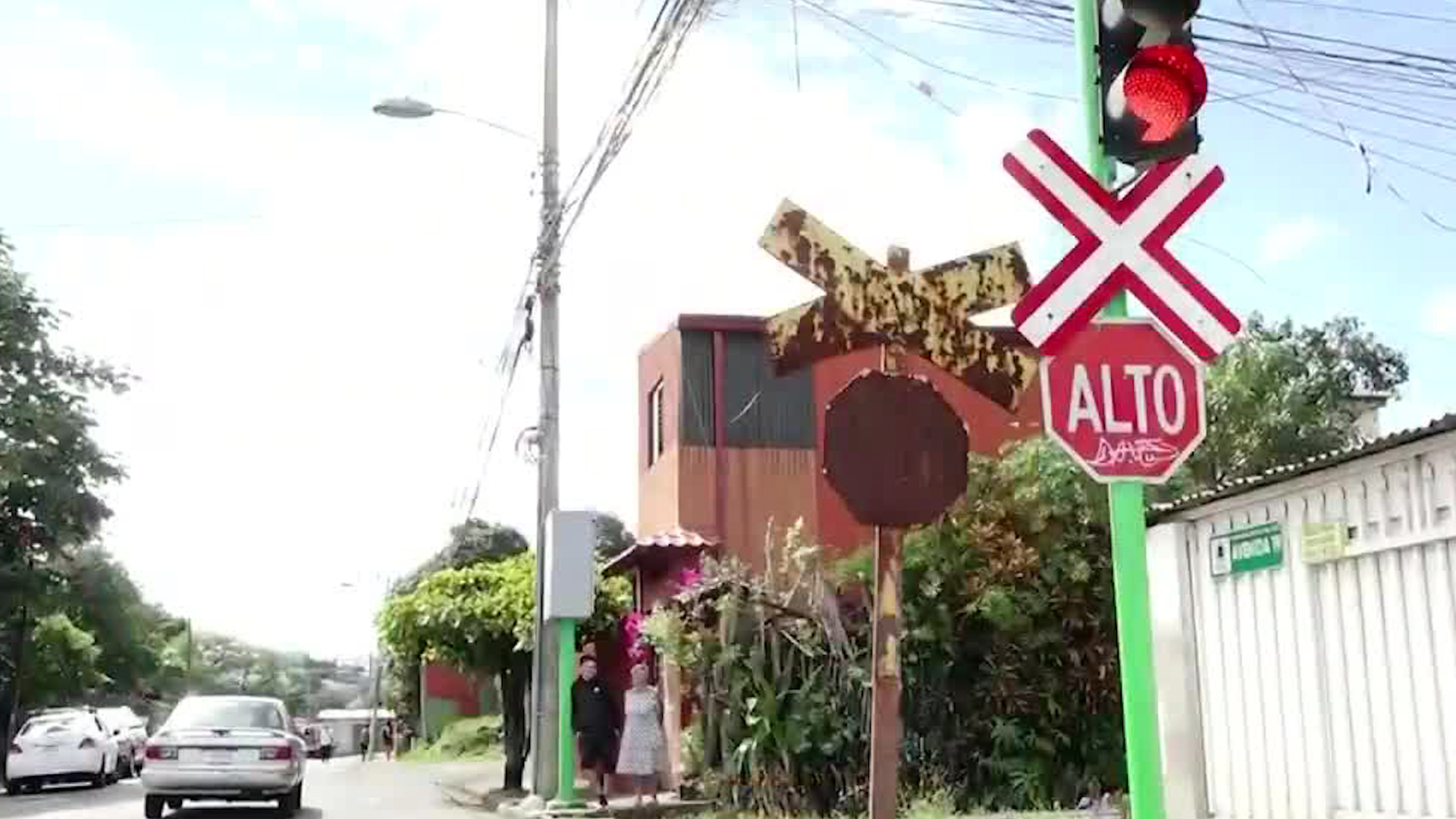 Motociclista sufre amputación tras colisión con tren