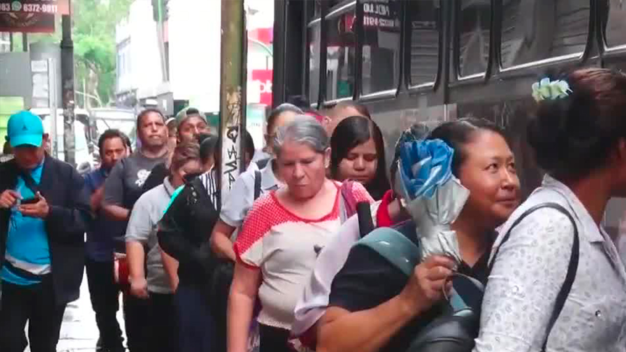 Largas filas en paradas de buses en San José