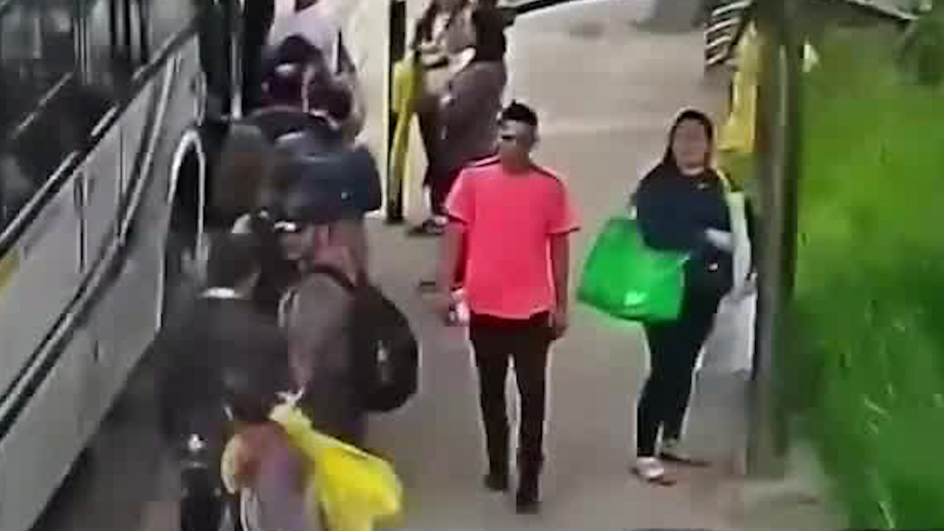 Sujetos asaltan supermercado e intentan huir en autobús | VIDEO
