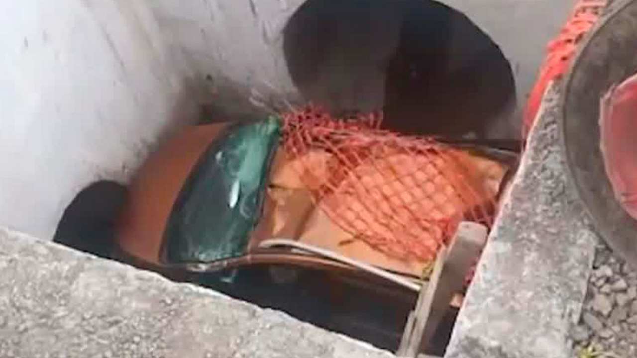 Vehículo cae a alcantarilla de 4 metros en La Uruca | VIDEO