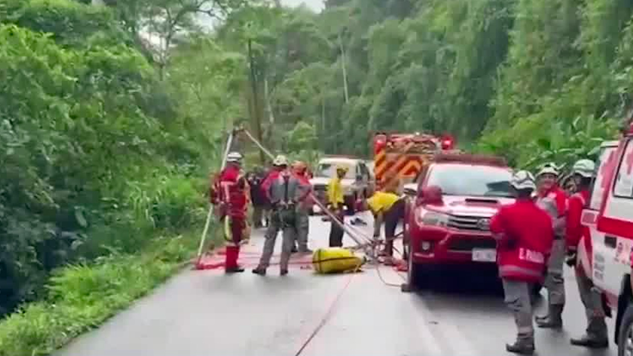 Vehículo con 6 personas cayó a guindo en Turrialba