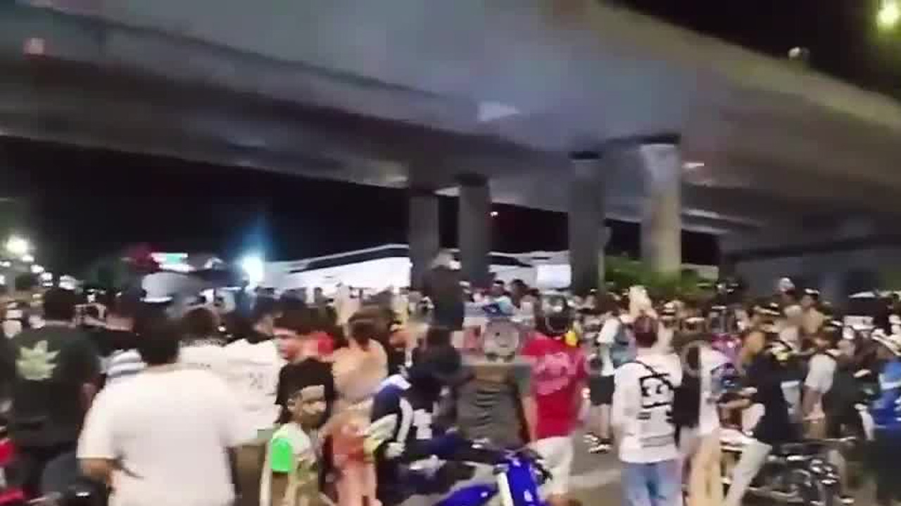 Motociclistas bloquean calles y golpean vehículos | VIDEOS