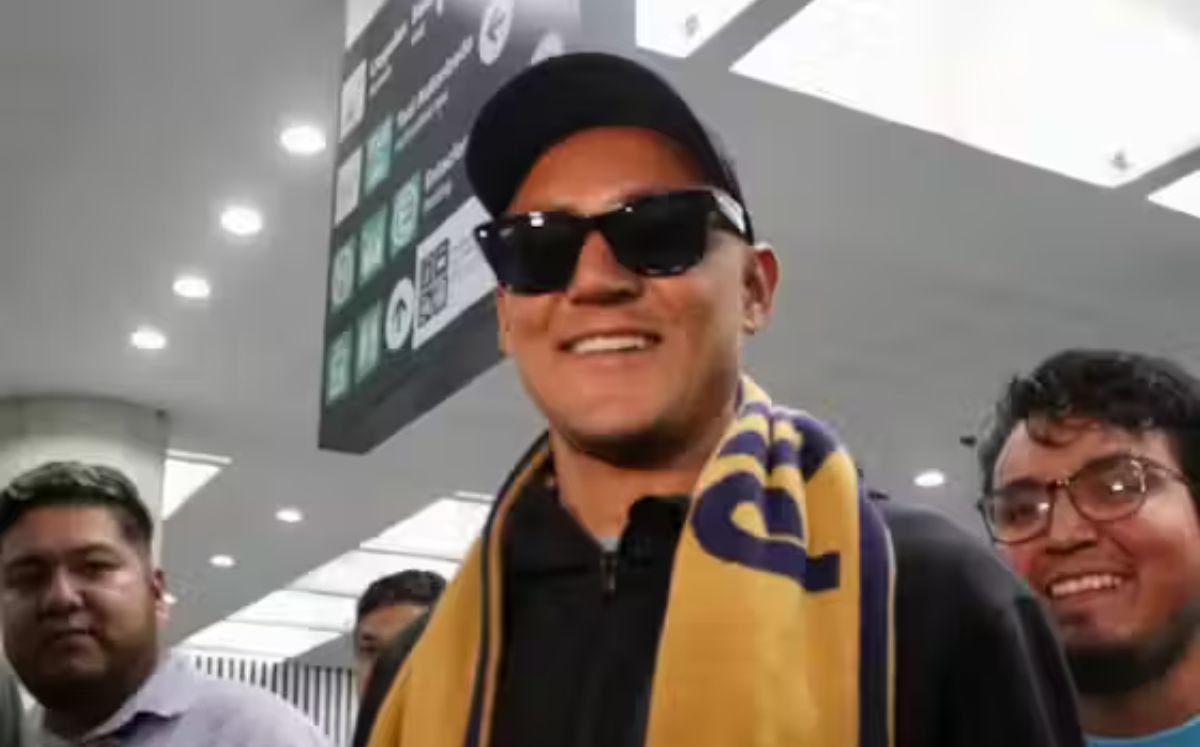 Navas es recibido por multitud en el aeropuerto de la Ciudad de México