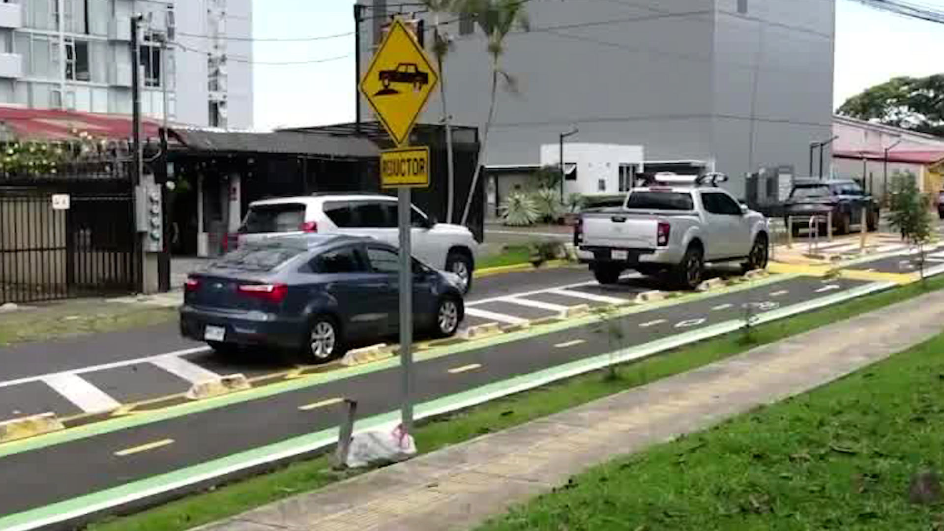 Cierran calle pública para parqueo privado en Curridabat y causa caos vial