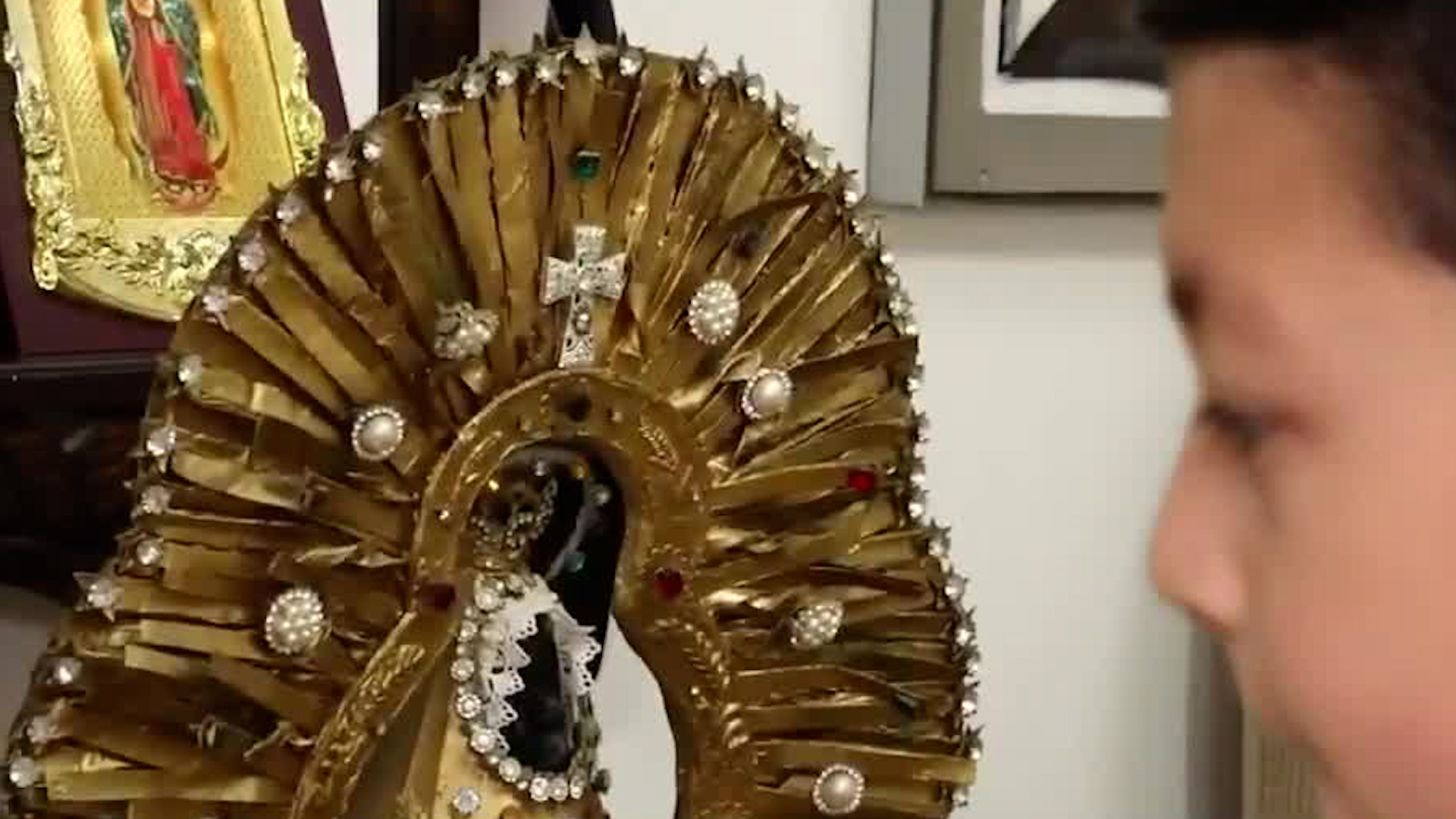 Niño canta a la Virgen de los Ángeles en emotiva muestra de fe