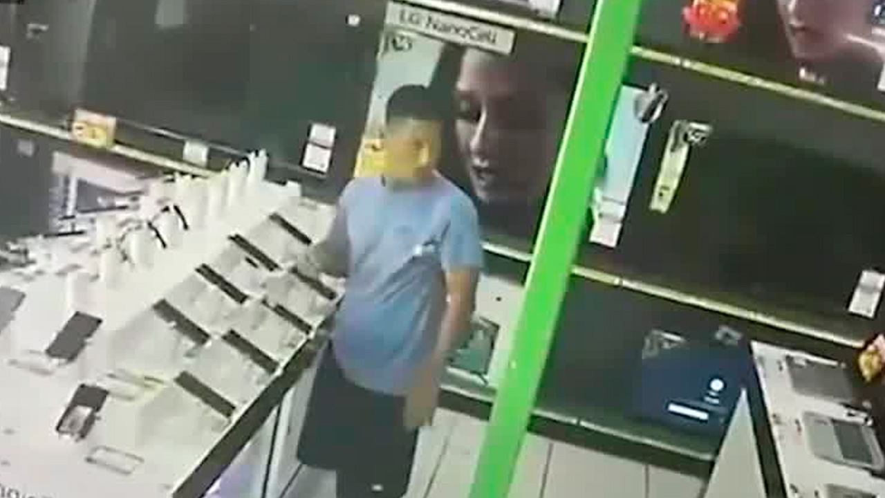 Videos muestran robos en locales comerciales