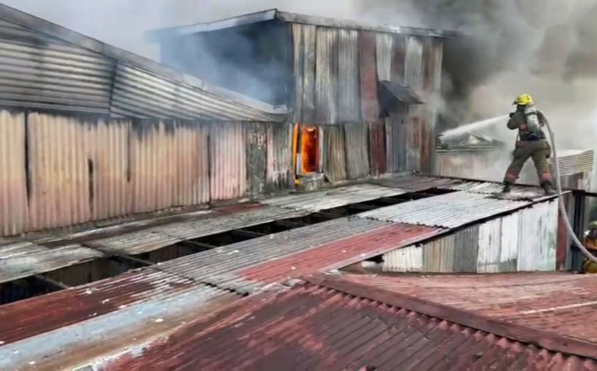 El incendio fue en San Juan de Dios de Desamparados. (Bomberos)