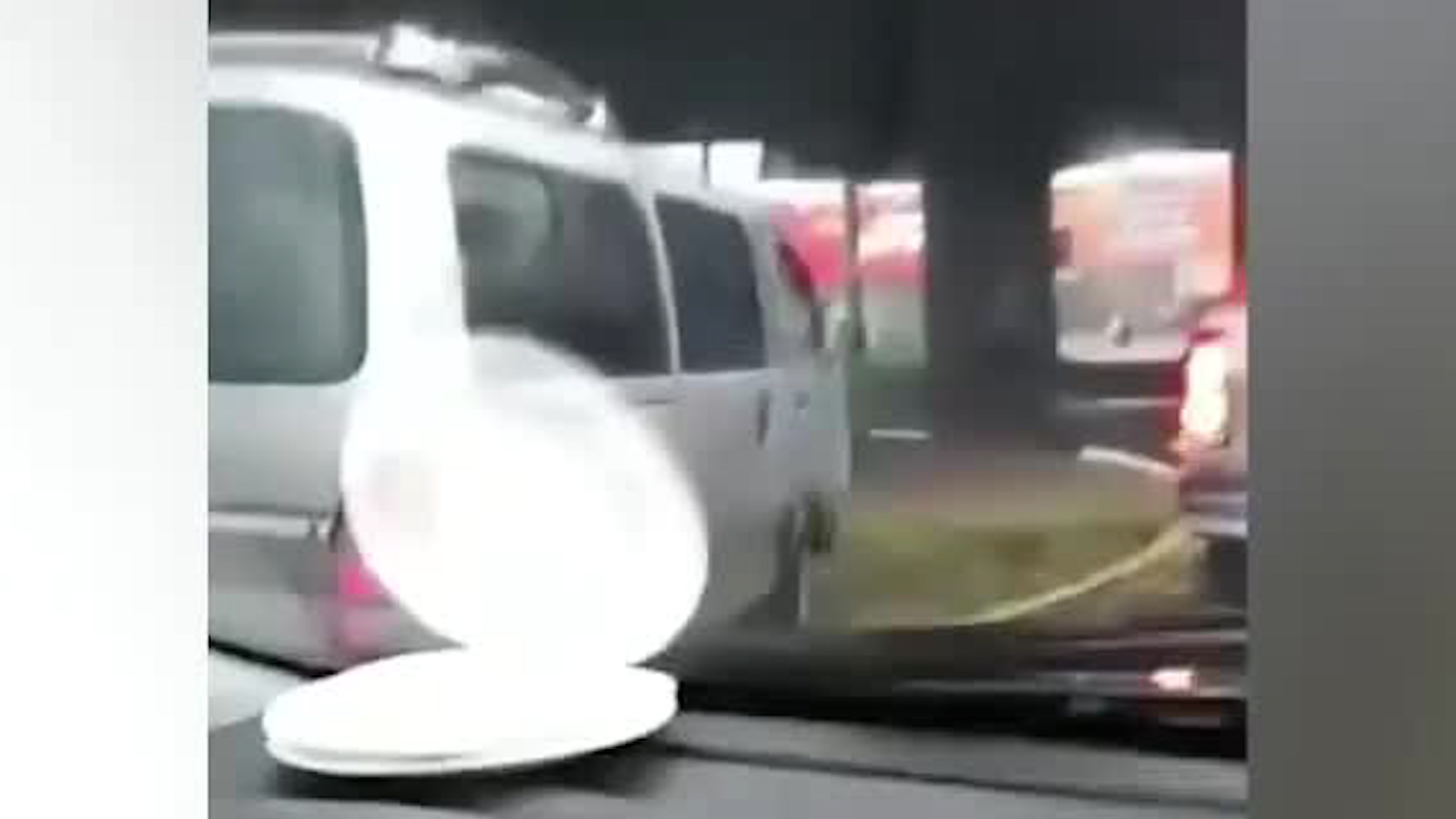 Conductor de buseta impacto vehículo y se da a la fuga | VIDEO