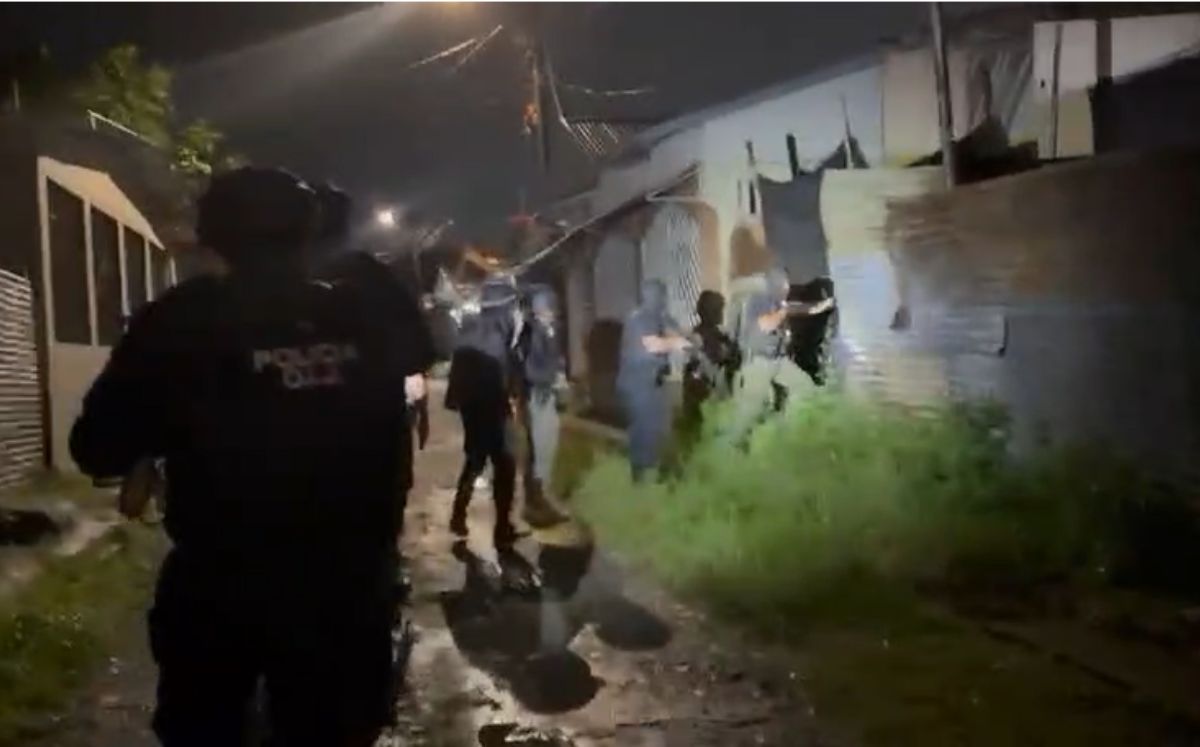 Agentes realizan allanamientos en Limón. (OIJ)