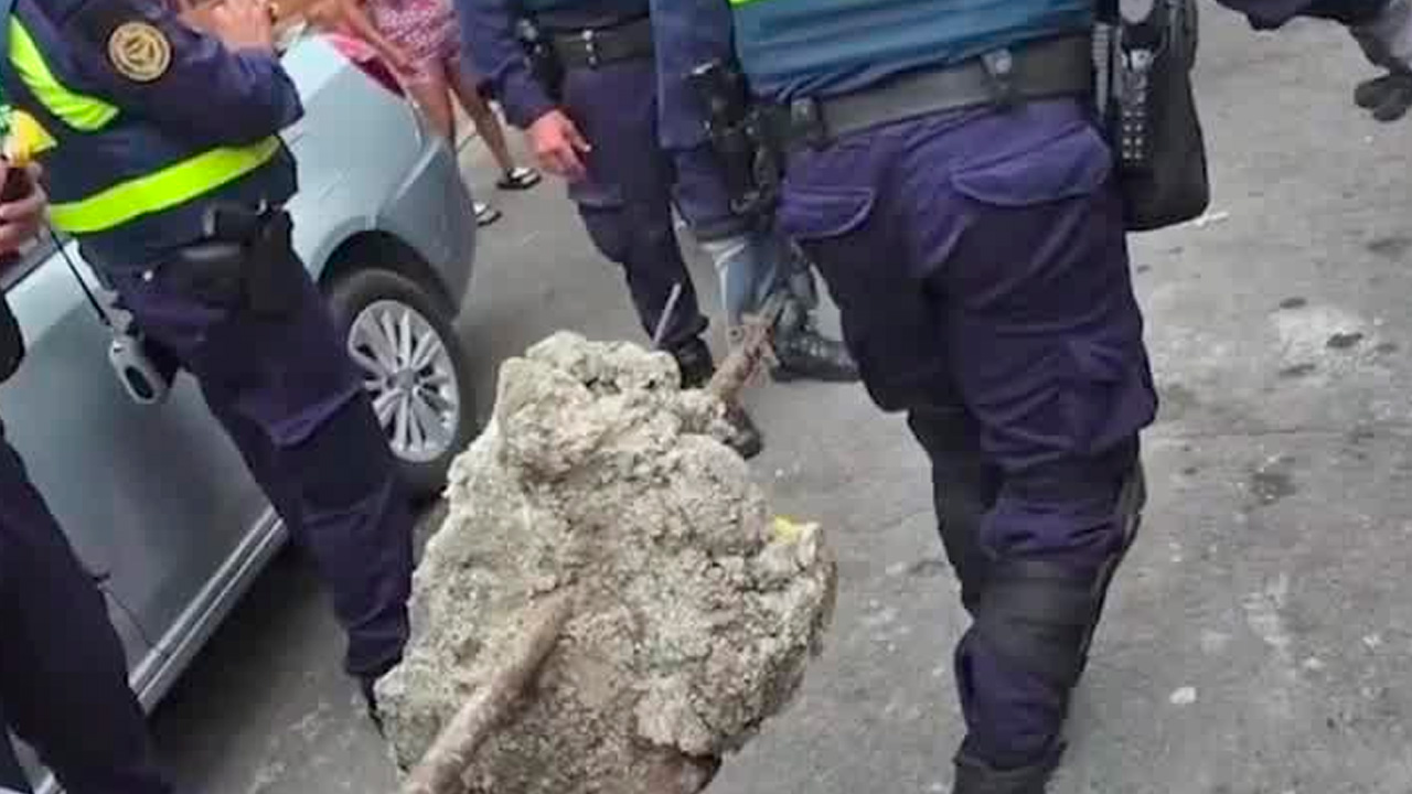 Narcos hacen barricadas de cemento para dificultar paso de autoridades
