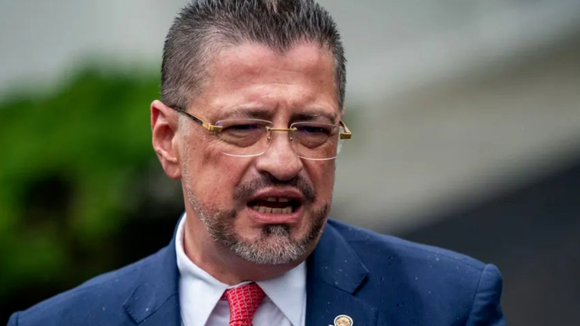 Presidente firma condonación de deuda millonaria Presidente firma condonación de deuda millonaria