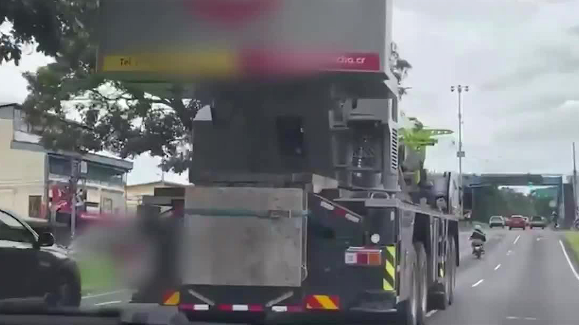 Grúa transportaba otra sin escolta | VIDEO