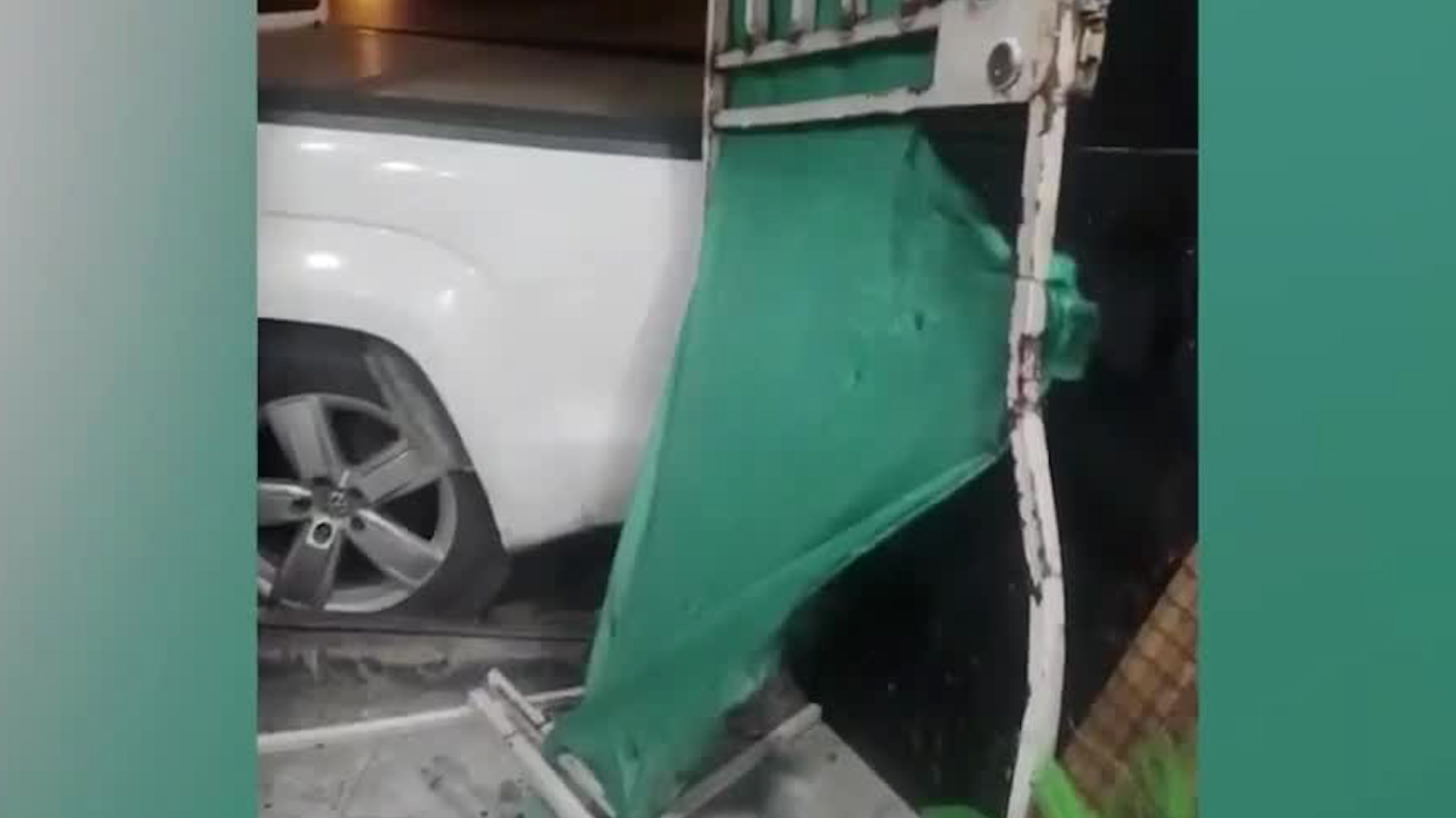 Vehículo impacta casa en Desamparados | FOTOS