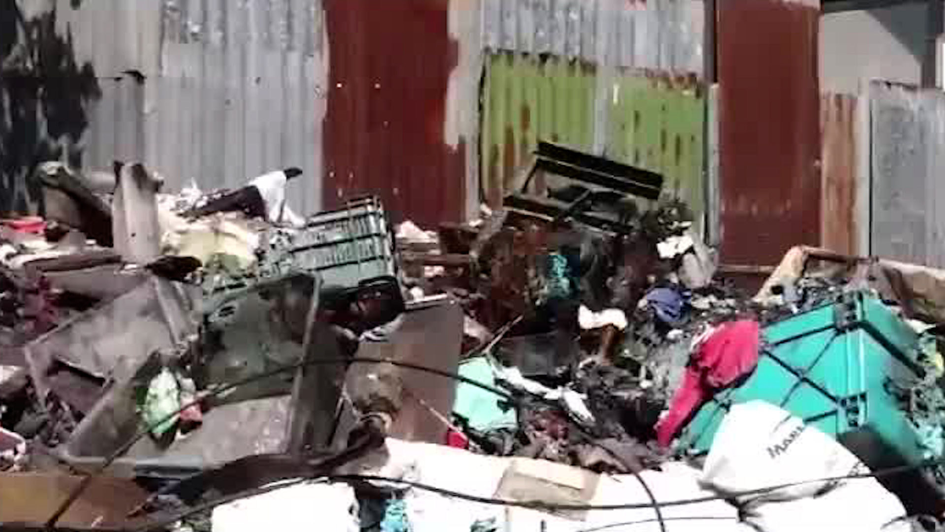 Vecinos de Desamparados claman ayuda para remover escombros