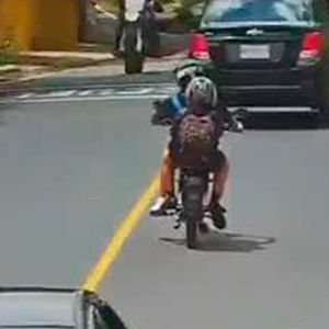 Motociclistas viajaban en moto sin placas