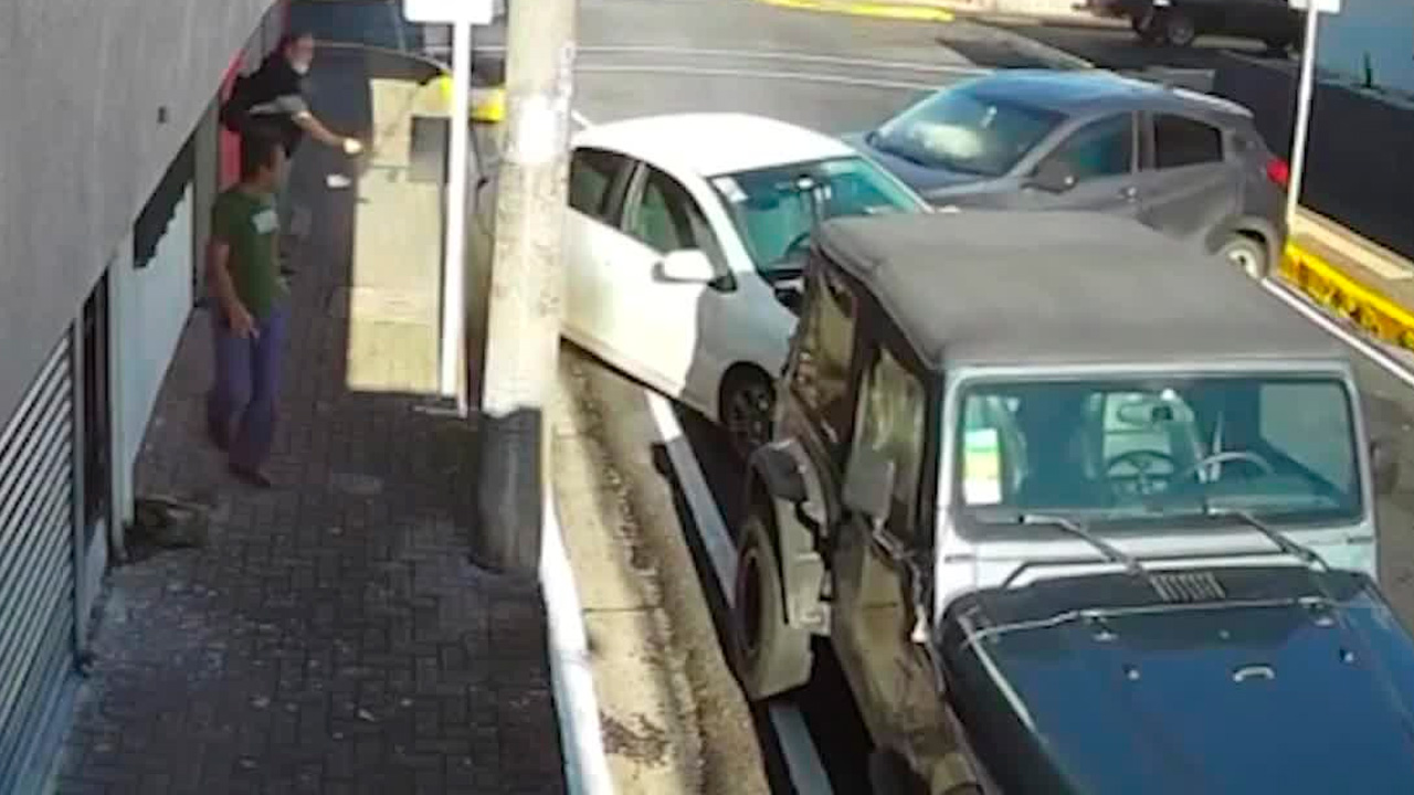 Carro colisiona con vehículos estacionados | VIDEO