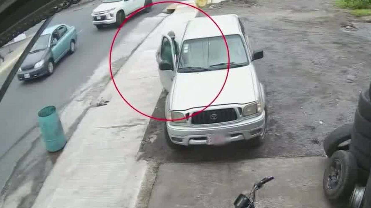 Hombre roba impresora y cartera de carro en Cartago | VIDEO