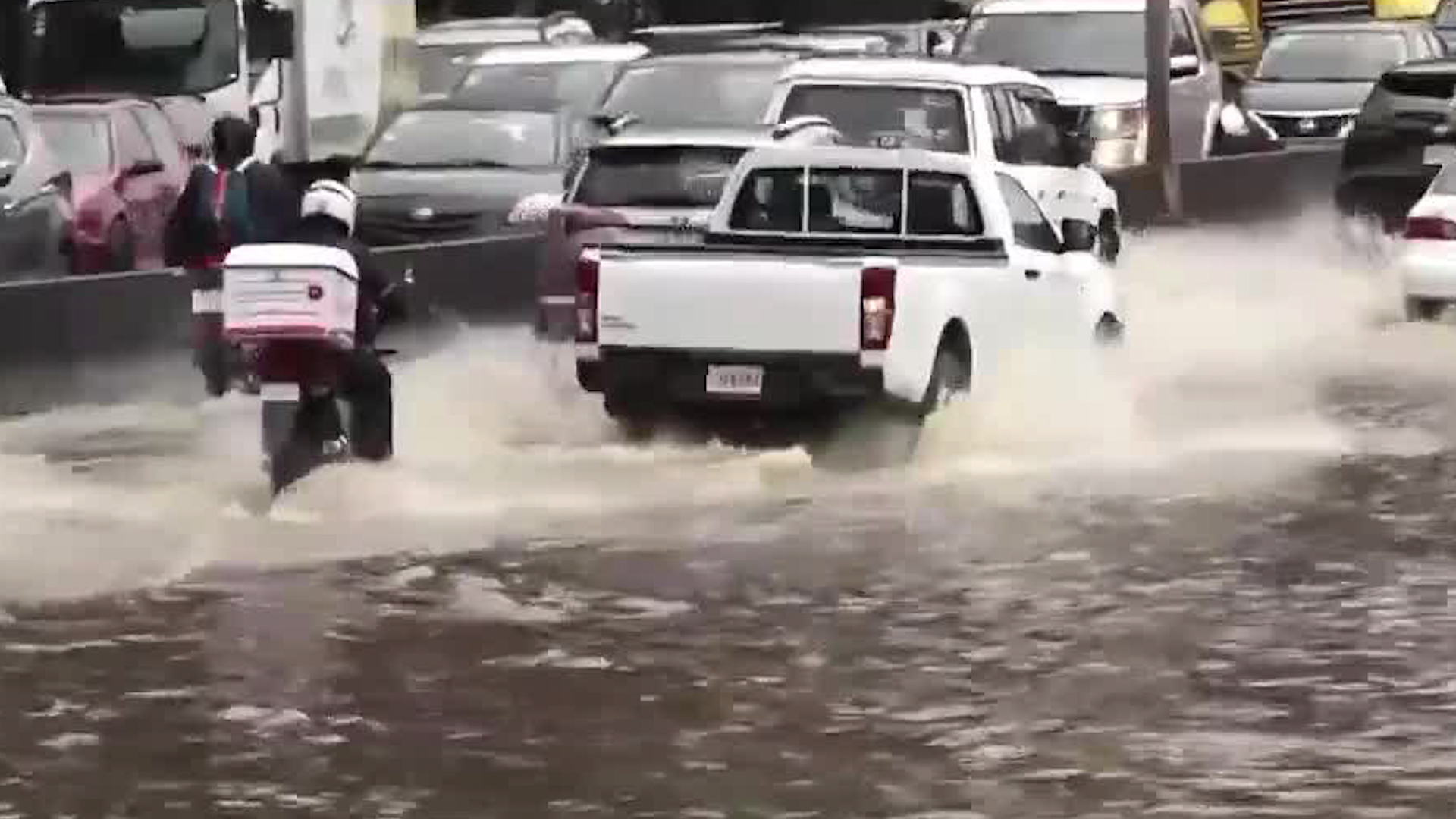 Aguaceros causan inundaciones en principales carreteras