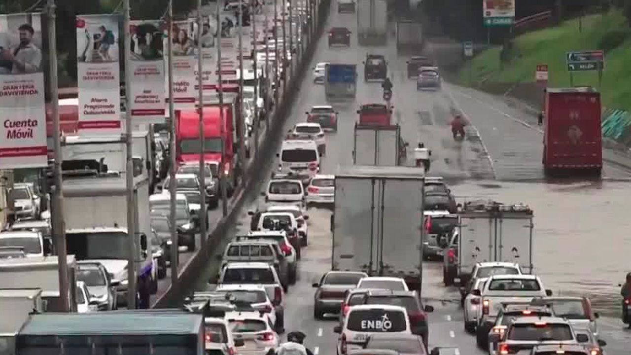 Autopista General Cañas colapsa por lluvias | VIDEOS